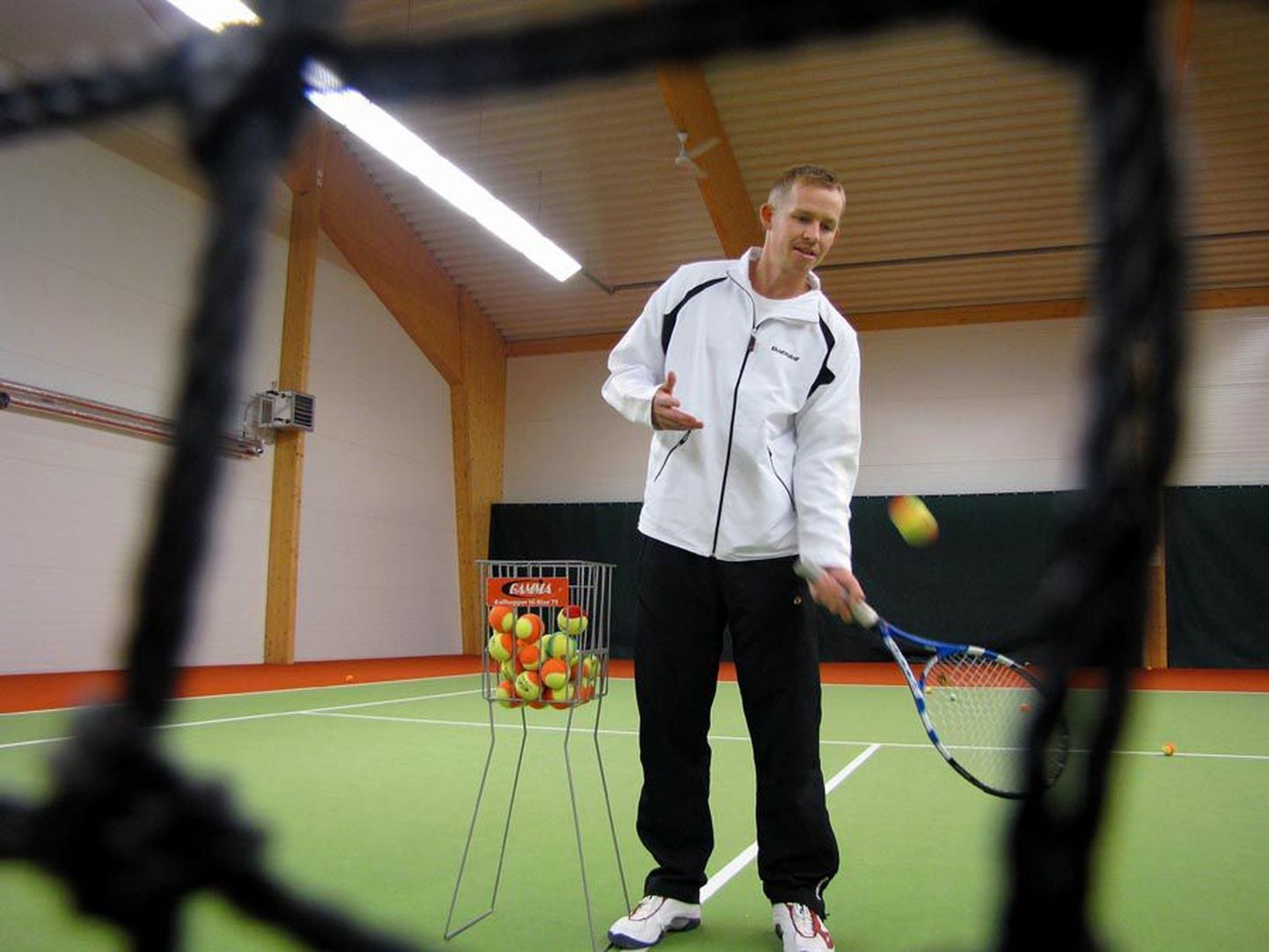 Aasta tagasi valminud Viljandi tennisehalli töötingimustega on Priit Pihl rahul.