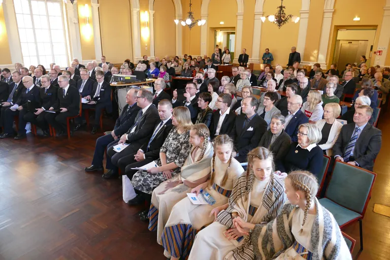 Pärnu sõpruslinnas Vaasas tähistati Eesti Vabariigi juubelit, Pärnust osalesid üritusel linnapea Romek Kosenkranius, linnavolikogu aseesimees Hillar Talvik ja kunstide maja ansambel Tähtihellad eesotsas juhendaja Margrit Kitsega.