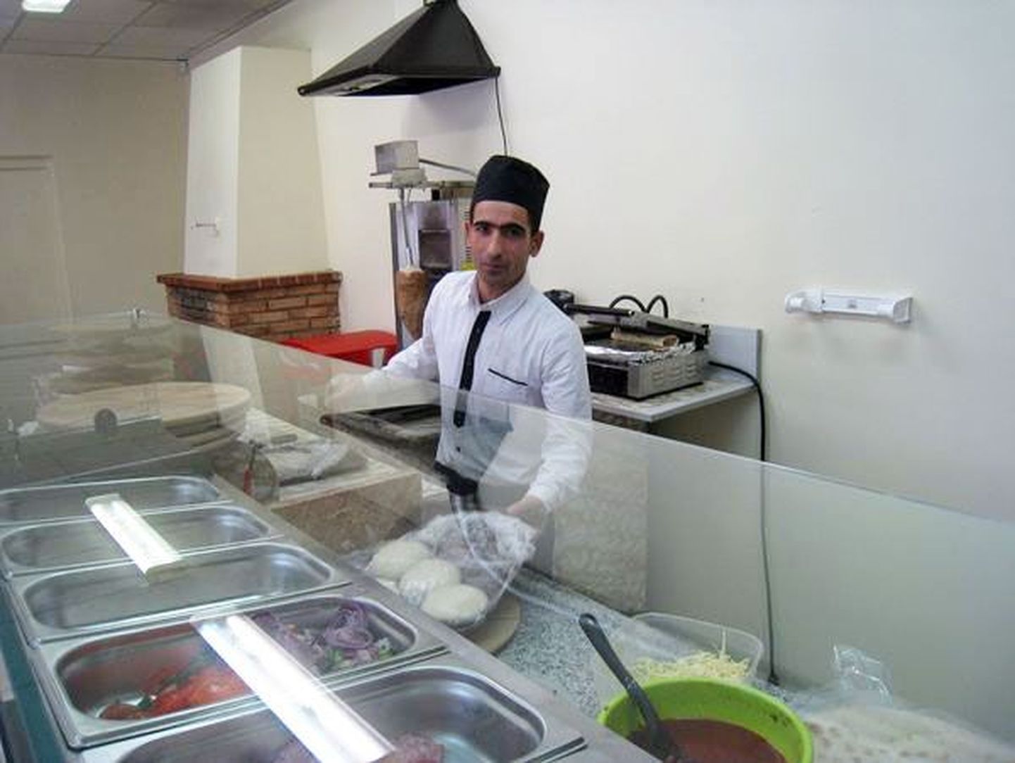 Сириец Азиз сумел выучить литовский и вместе с соотечественником Пьером открыл в Вильнюсе закусочную.
