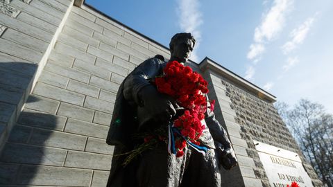 Журналисты: болото – чудесное место для советских памятников