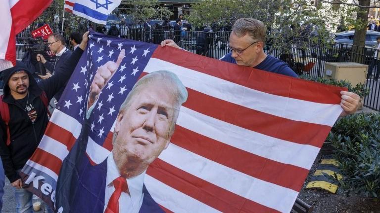 Сторонник Трампа с американским флагом