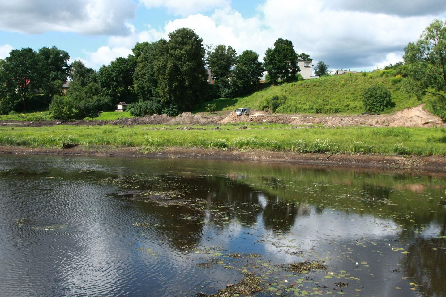 Pedeli jõgi peale seda kui Läti poolel avati tammi lüüsid ja paisjärve veetase oluliselt alanes.