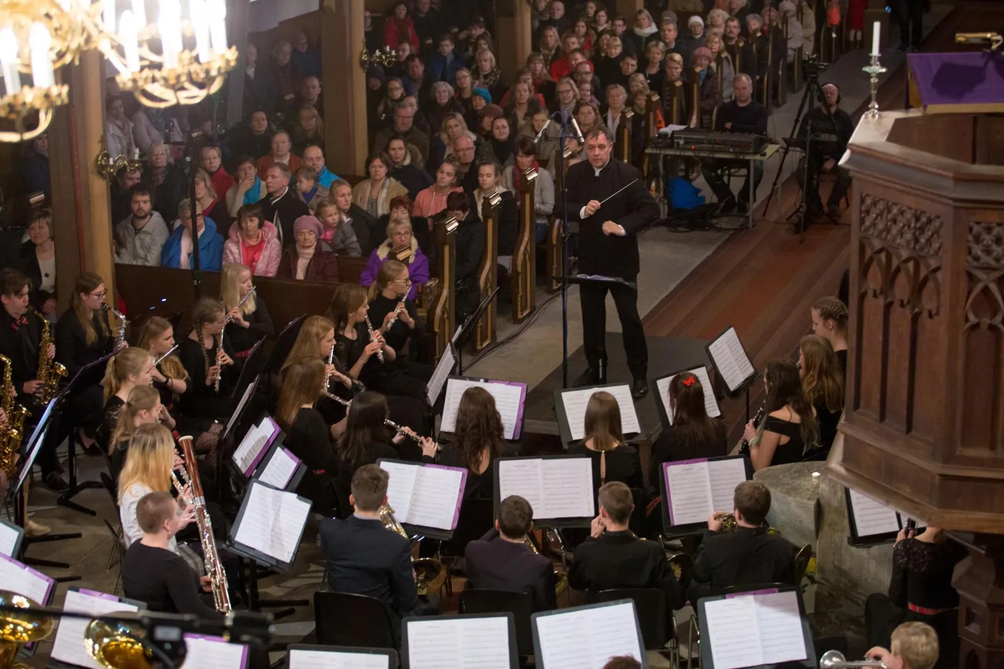 Muusikakooli kontsert täidab kiriku noorte muusikute ja saalitäie neile kaasa elava publikuga.