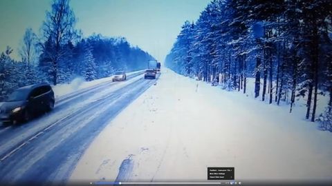 Video: autojuht pääseb ülinapilt laupkokkupõrkest veoautoga