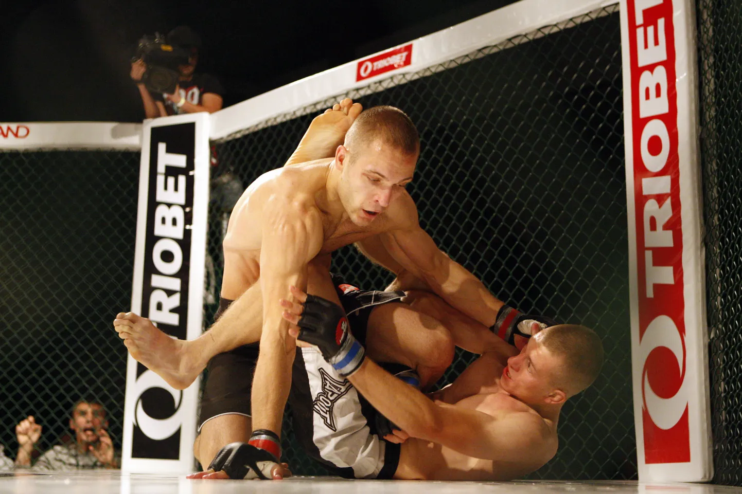 Pildil Janusz Staszewski (kinnastel sinine teip) vs Lauri Mägi (kinnastel punane teip). Kohtumise võitis Lauri Mägi.