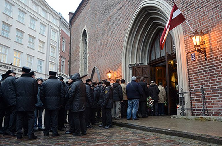 Cilvēki ierodas Rīgas Doma baznīcā, lai atvadītos no "Maximas" traģēdijā bojā gājušajiem 