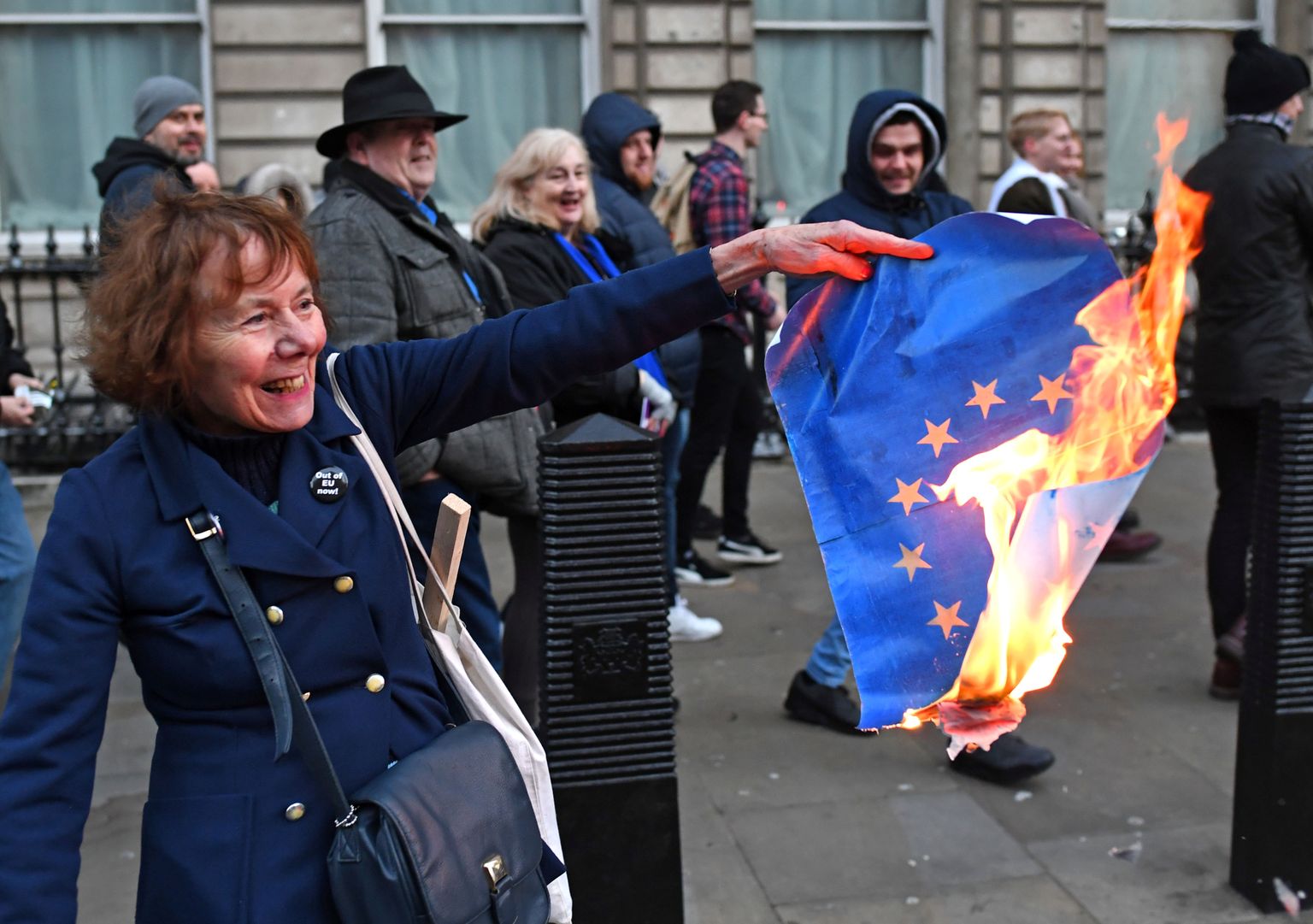 Brexit kaislības: briti pēc parlamenta balsojuma atlikšanas iziet ielās