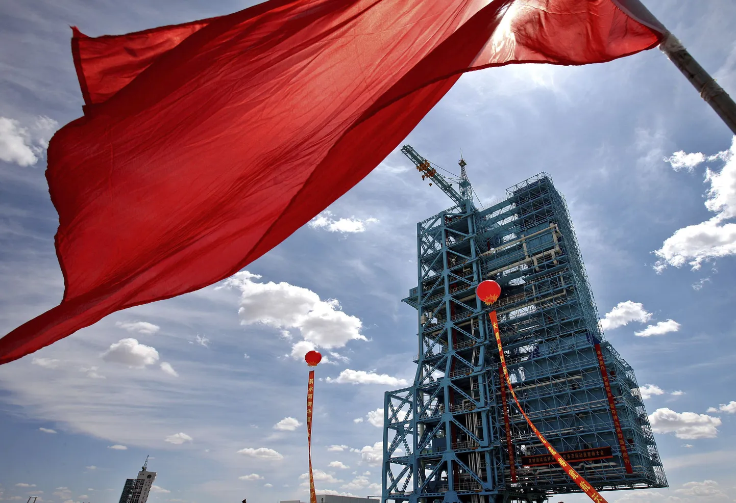 Hiina lipp lehvib raketi stardiplatvormi lähistel Jiuquanis.