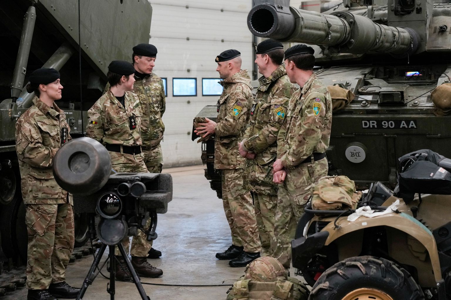 Briti sõdurid Tapa sõjaväebaasis ootamas toonast Ühendkuningriigi peaministrit Boris Johnsonit ja NATO peasekretäri Jens Stoltenbergi.