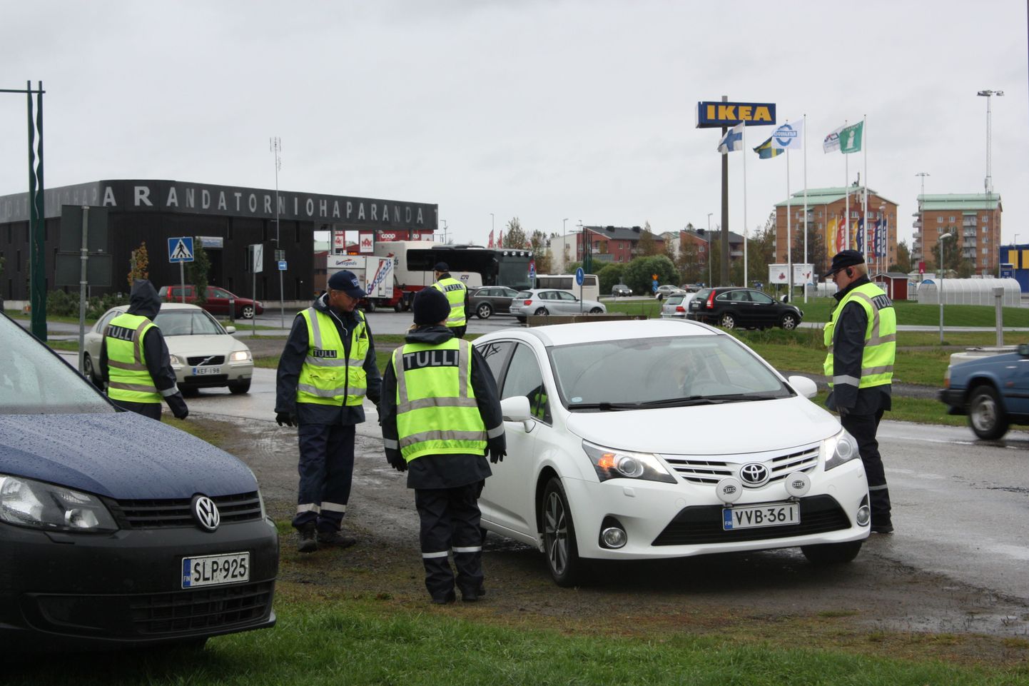 Soome tollitöötajad kontrollimas piiril autosid