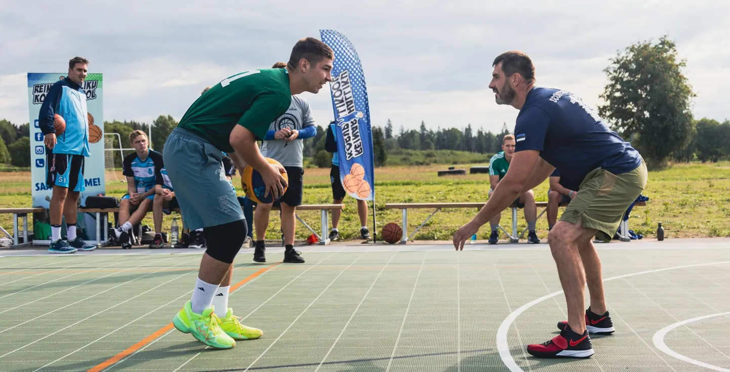 Spordiväljakute avamise üritusel Tapal mängisid väeosade esindajad muu hulgas korvpalli.