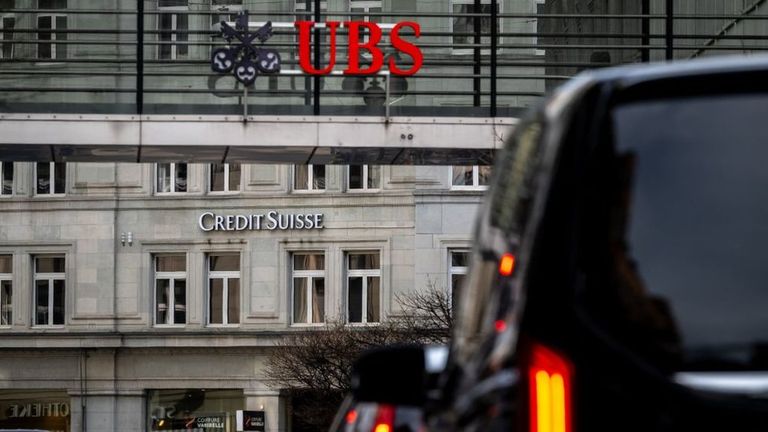 В Швейцарии два банка-гиганта - UBS и Credit Suisse. Никто не хочет, чтобы остался один, но все к этому идет.