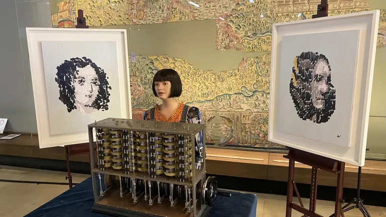 Ai-Da vaatlemas Charles Babbage'i «Variatsioonimootorit». Ai-Da on nime saanud Ada Lovelace'i järgi, kes oli esimene inimene, kes nägi Charles Babbage'i masina algoritmilist programmeeritavust. Just seetõttu peetakse Ada Lovelace'i maailma esimeseks arvutiprogrammeerijaks.