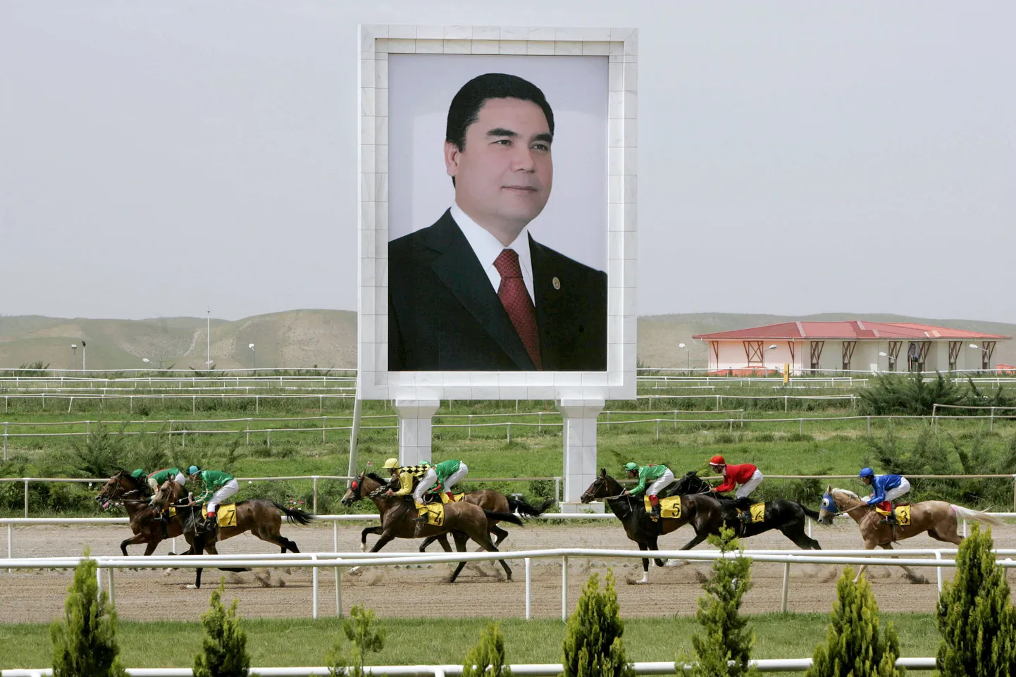 Türkmenistani presidendi Kurbangulõ Berdõmuhhamedovi portree.