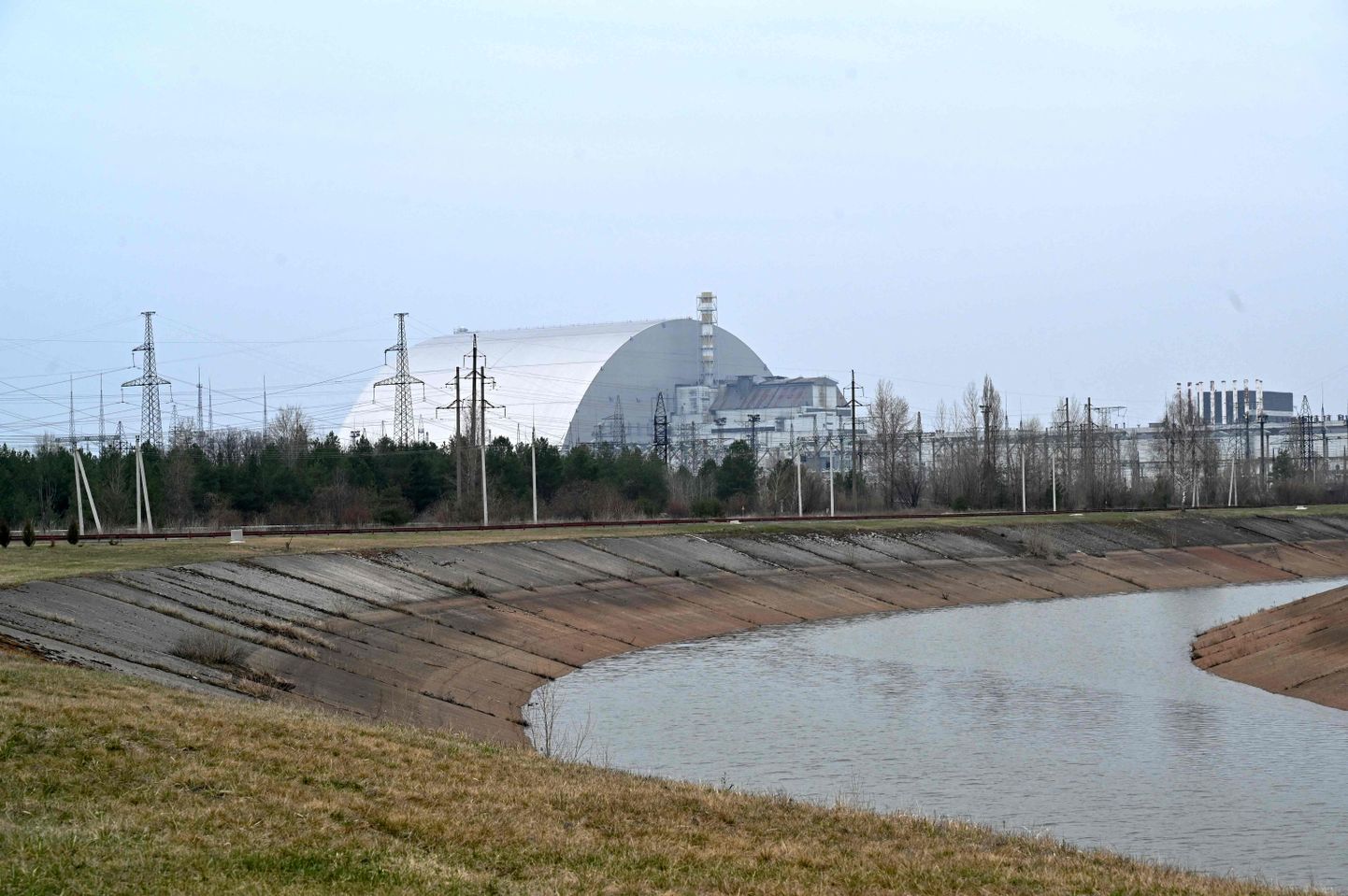 Hiiglasliku sarkofaagiga kaetud Tšornobõli tuumajaama 4. reaktor.