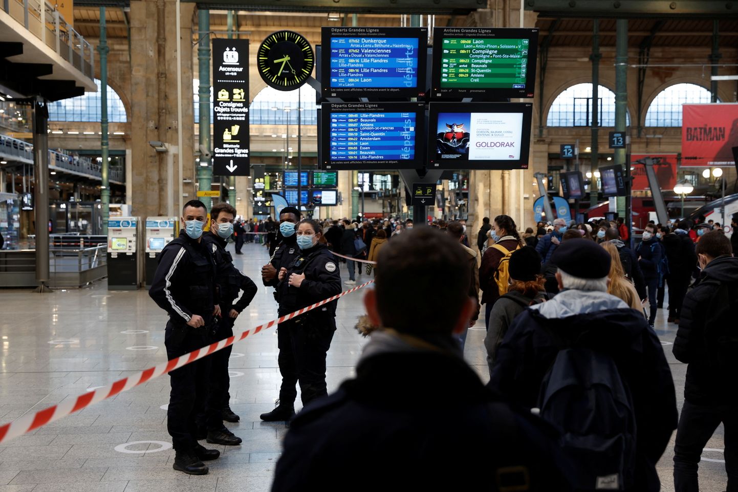 Politseinikud Pariisi Gare du Nordi raudteejaamas pärast noarünnakut.