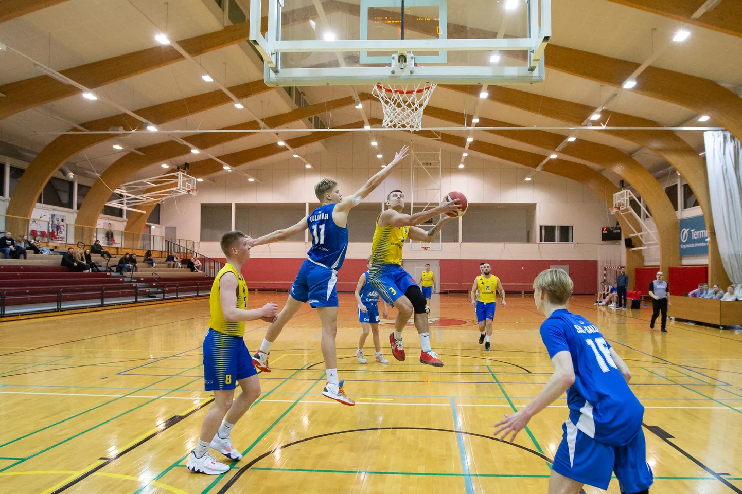 В этом году в Йыхвиском спортхолле больше не увидеть матчи мужской национальной лиги по баскетболу, но игры местной народной лиги обещают быть интересными.