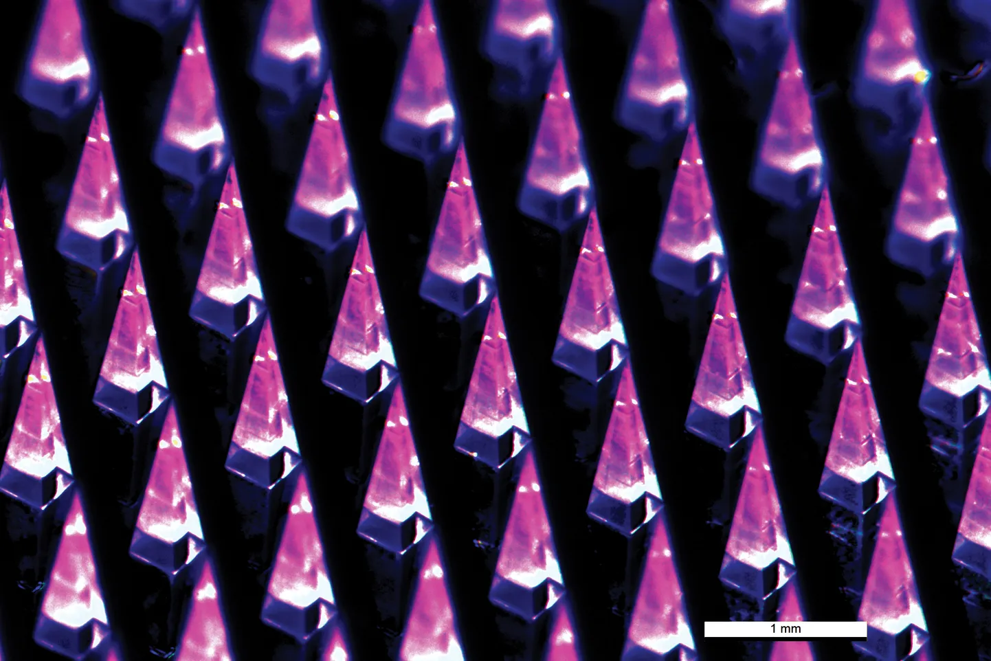 3D-printer prindib plaastreid, milles on sajad vaktsiini sisaldavad mikronõelad.