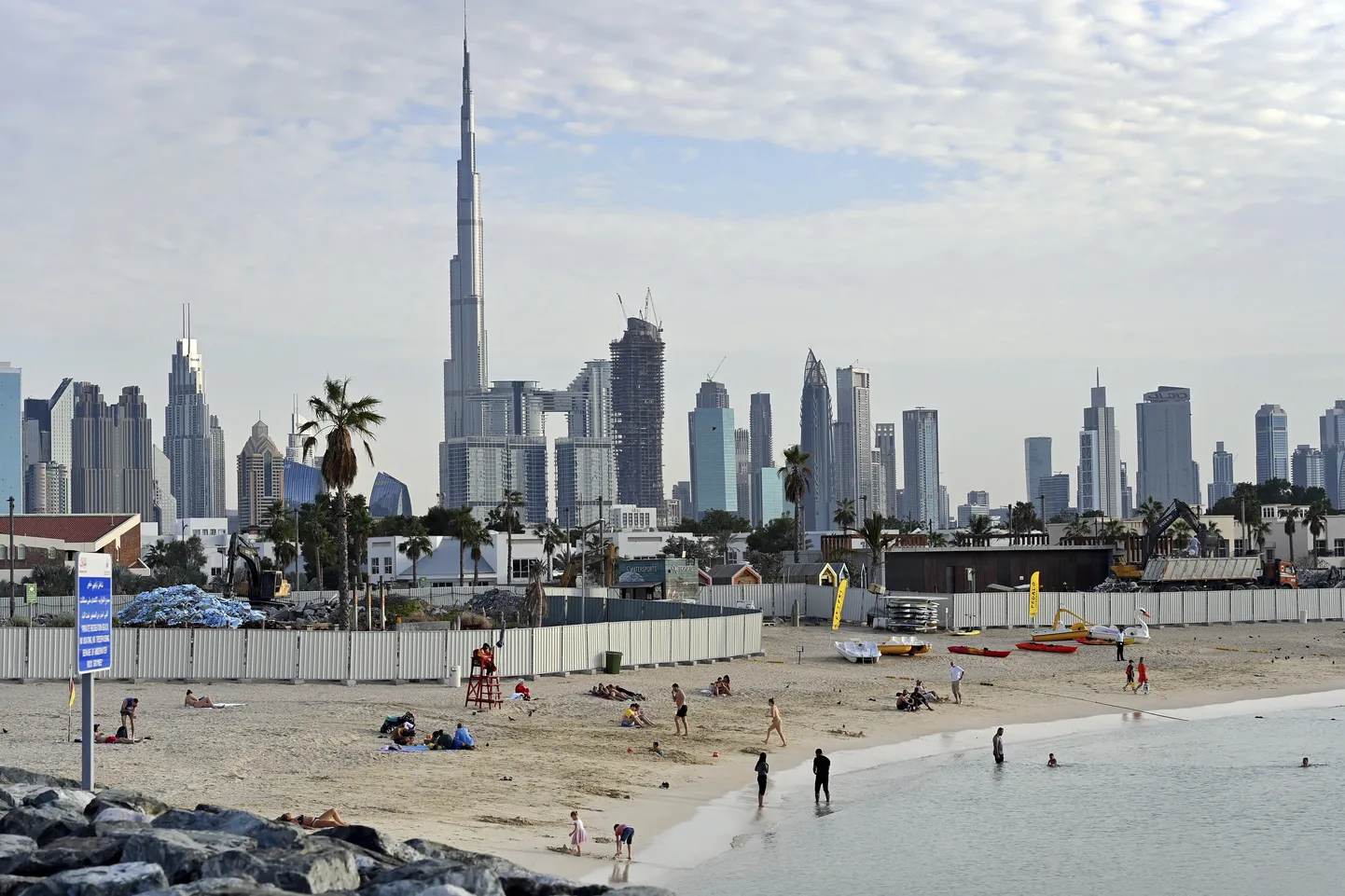 Dubai, taustal Burj Khalifa.