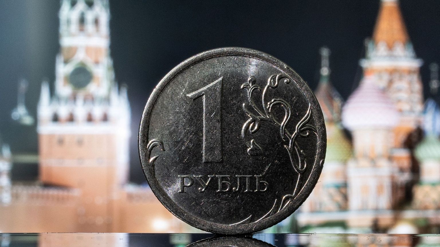 Российский рубль на фоне Кремля.
