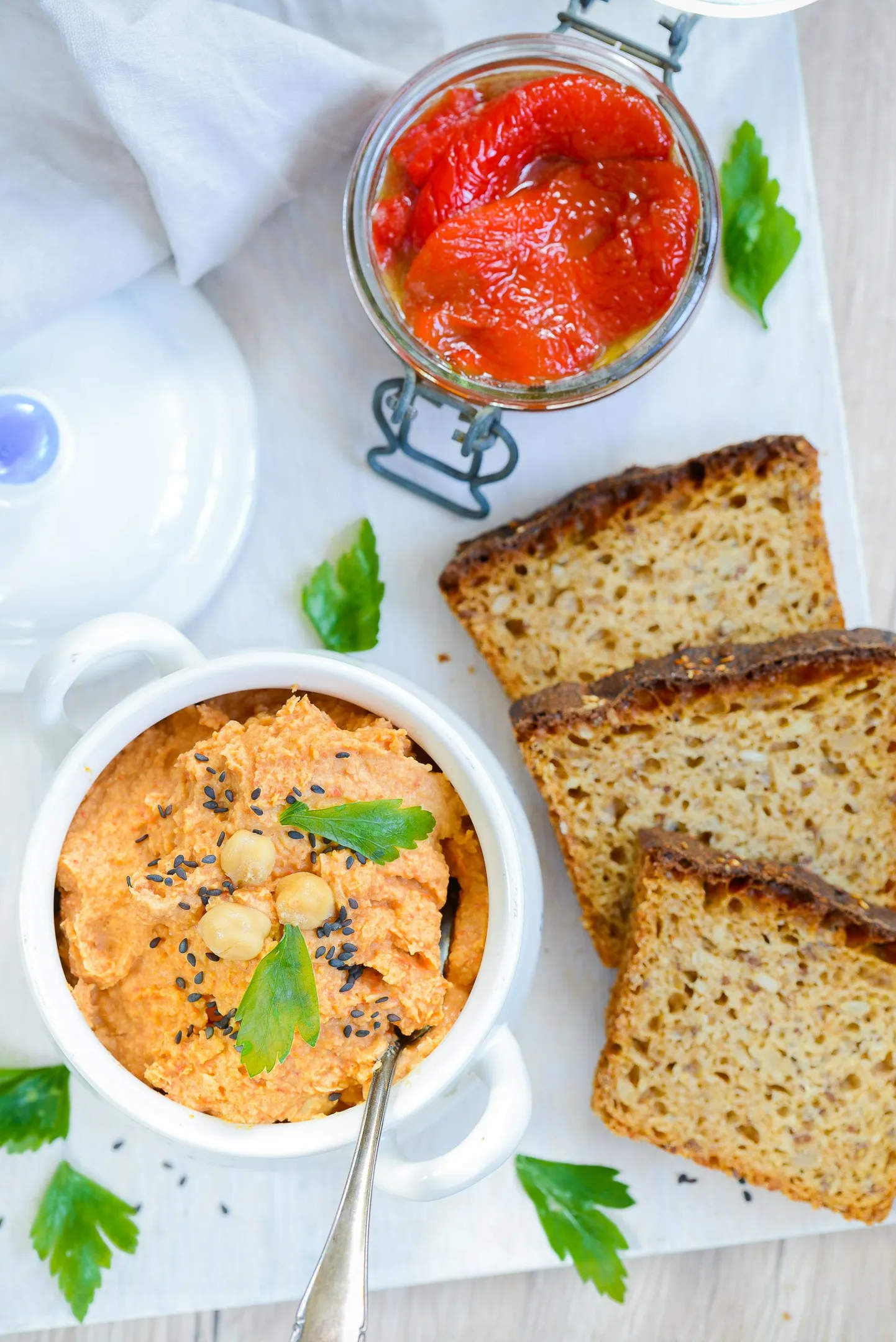Hummus ahjus küpsetatud paprikaga.