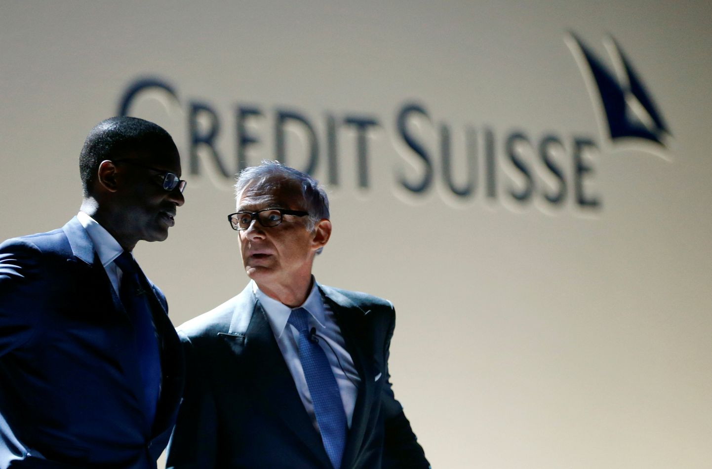 Credit Suisse'i tegevjuht Tidjane Thiam (vasakul) ja esimees Urs Rohner 2017. aastal Zürichis aktsionäride aastakoosolekule saabumas.