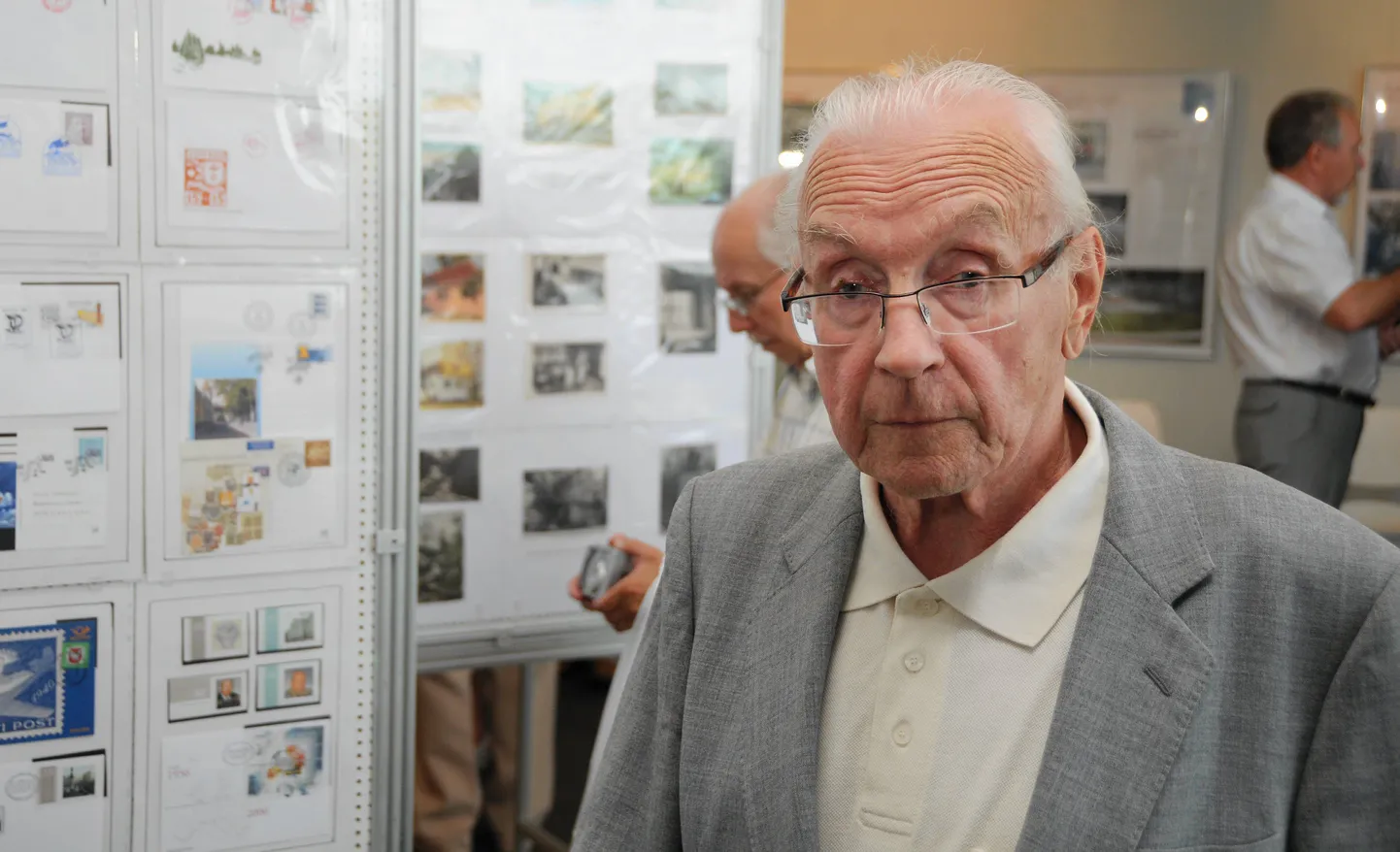 Suvel korraldasid filatelistide selts Estonia ja Viljandi kollektsionääride selts Viljandis rahvusvaheline filatelistide kokkutuleku. Fotol on Viljandimaa kuulsaim kollektsionäär Kaljula Saare