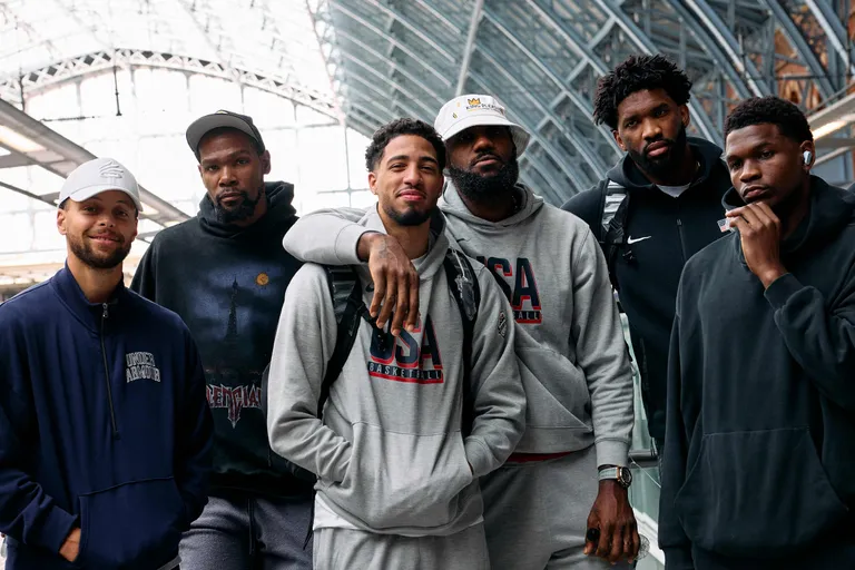 USA korvpallikoondis jõudis Pariisi kolmapäeval. Foto rongijaamast, vasakult: Stephen Curry, Kevin Durant, Tyrese Haliburton, Lebron James, Joel Embiid ja Anthony Edwards.