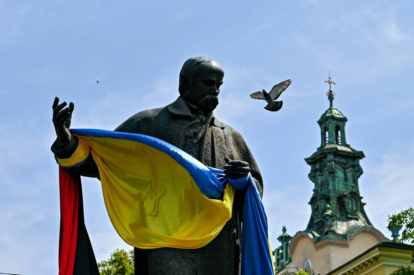 Kuigi Ukraina on sattunud maailma tähelepanu keskmesse alles hiljuti, on tal pikk, dramaatiline, aga ka põnev ajalugu. Ukraina lipuga kaunistatud ausammas on Kiievis püstitatud Tarass Ševtšenkole, kes oli ukraina kirjanik ja kunstnik, tänapäevase ukraina kirjanduse rajaja.