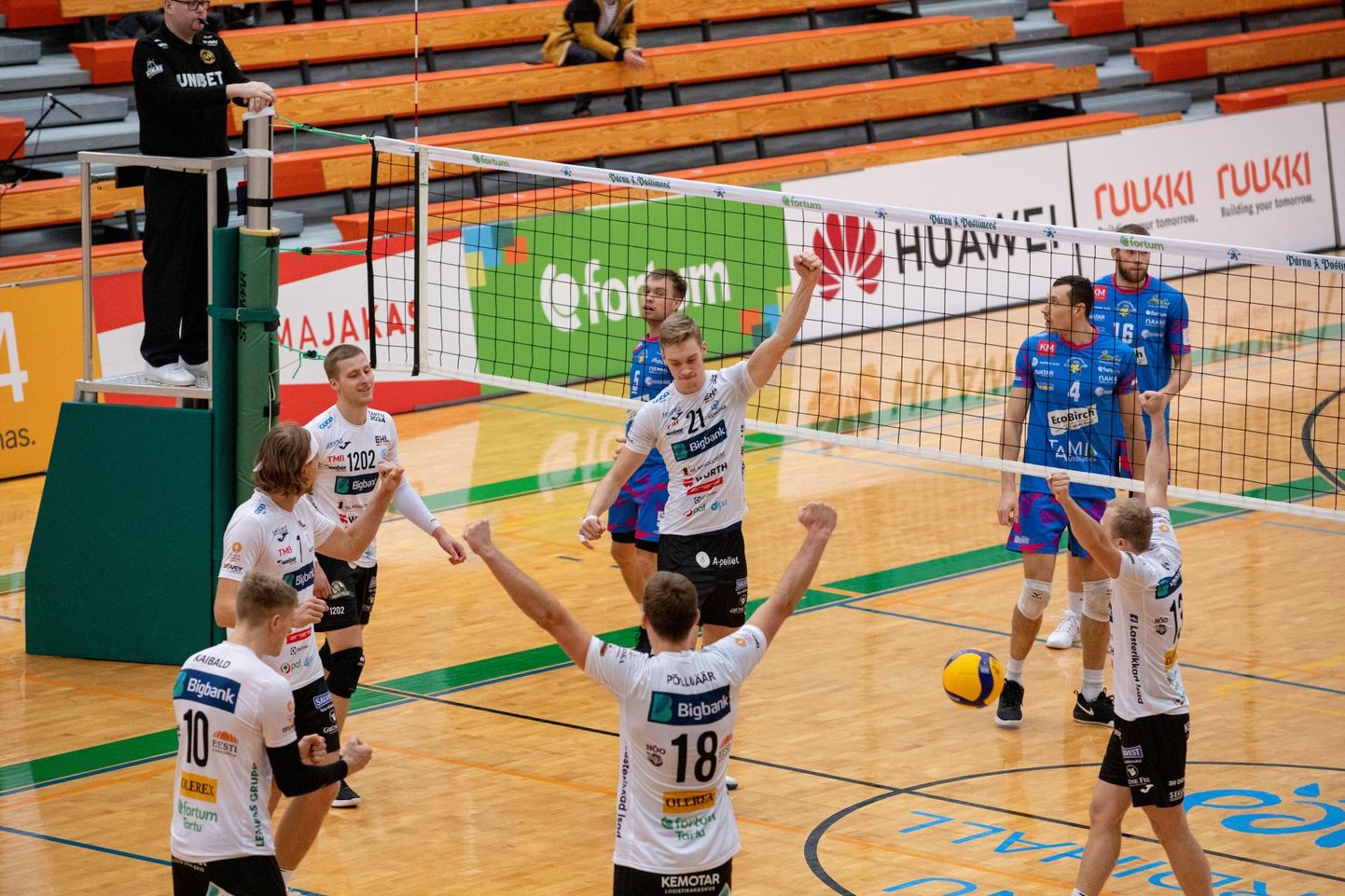 Eesti karikavõistluste poolfinaali avamängus võitis Tartu Bigbank Pärnu võrkpalliklubi 3:0.