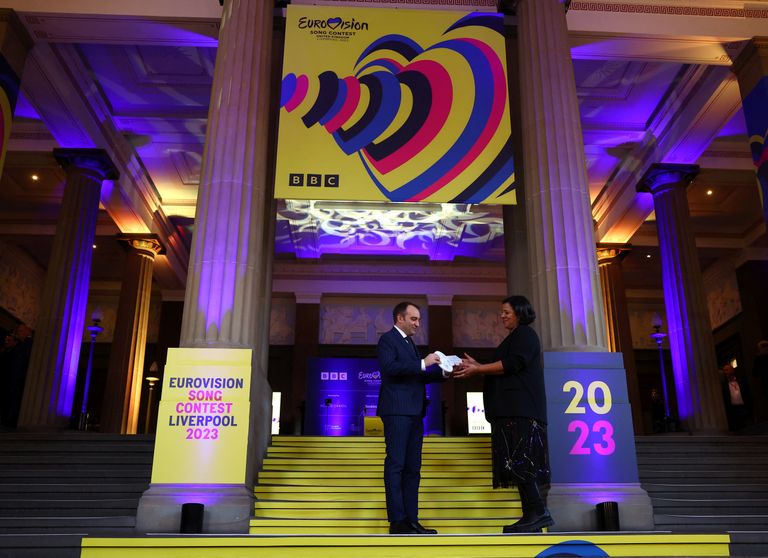 Мэр Ливерпуля Джоан Андерсон и мэр Турина Стефано Ло Руссо принимают участие в церемонии обмена ключом от Евровидения.