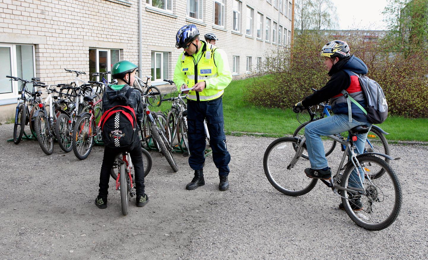 Politsei Paalalinna kooli juures õpilaste jalgrattaid kontrollimas.