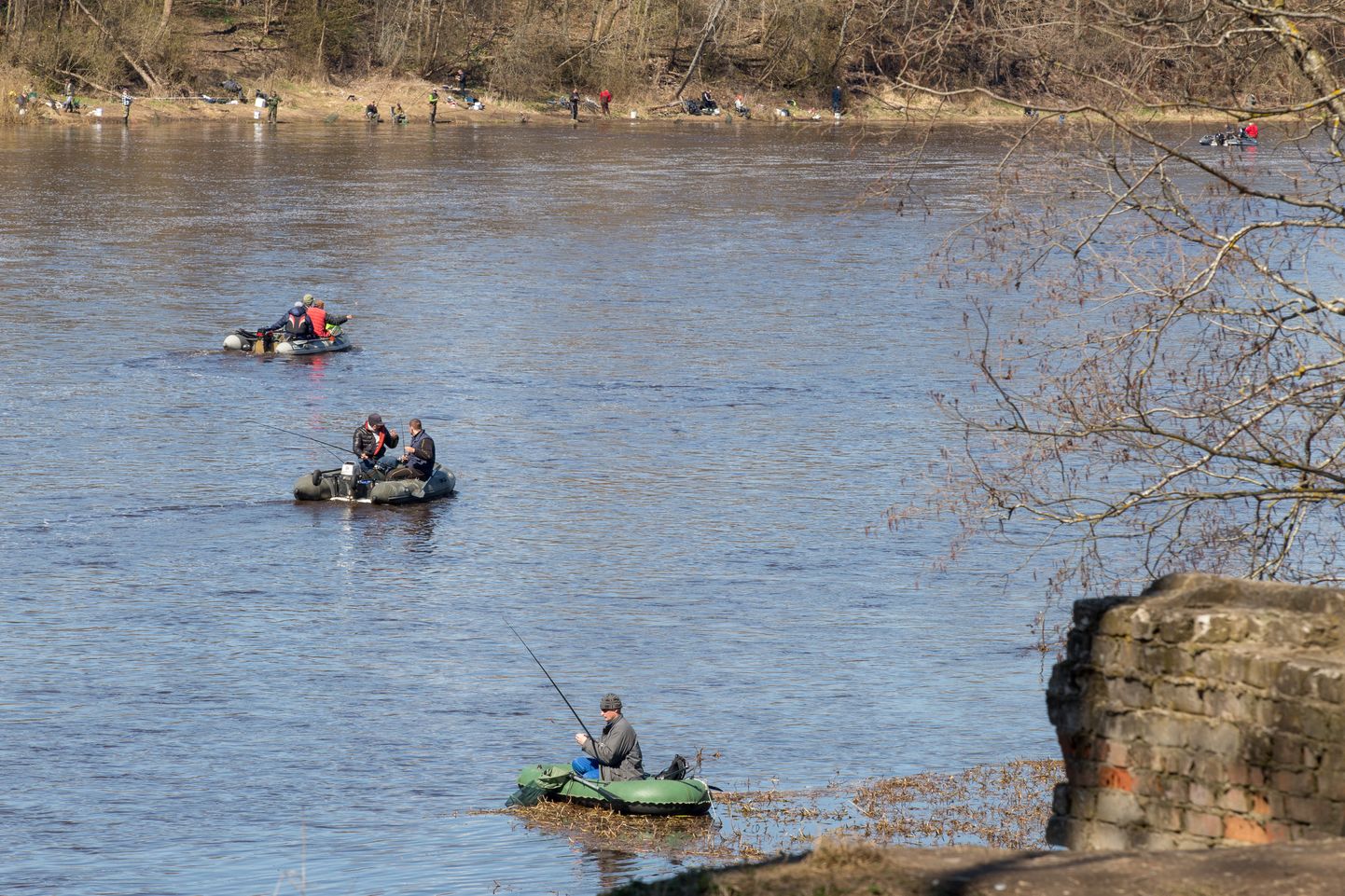 Kalastajad kummipaatidega Pärnu jõel, illustratiivne foto pole Narva juhtumiga seotud
