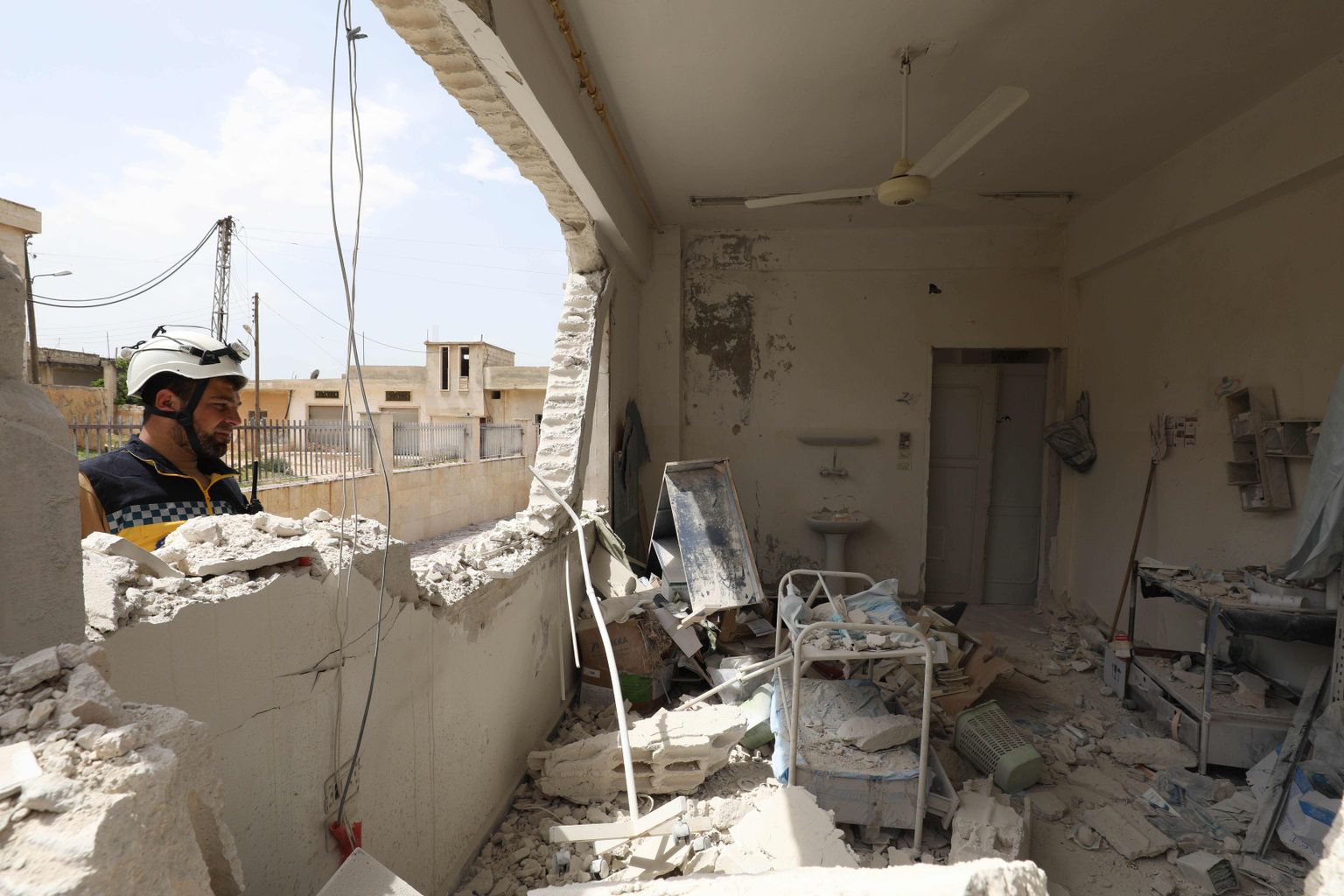 Päästetöötajad üle vaatamas õhurünnaku kahjusid Idlibis asuvas Hbeitis.