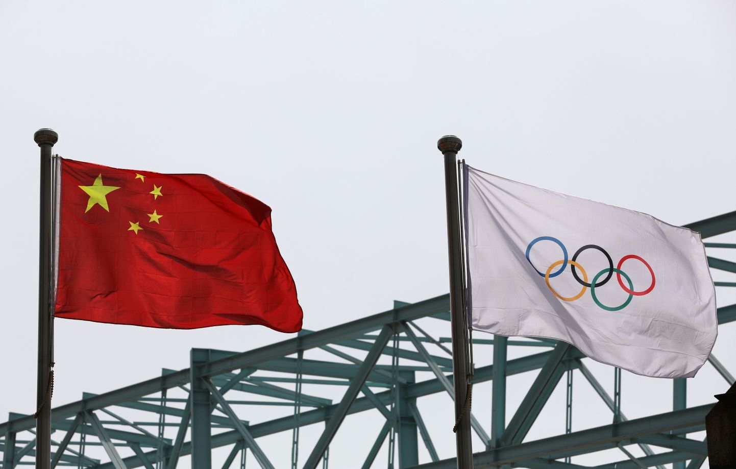 Hiina Rahvavabariigi ja Rahvusvahelise olümpiakomitee lipud.