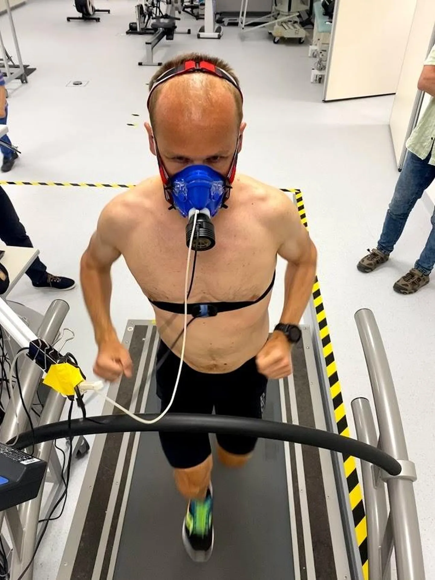 Ultrasportlane Rait Ratasepp jooksulindil koormustesti tegemas.
