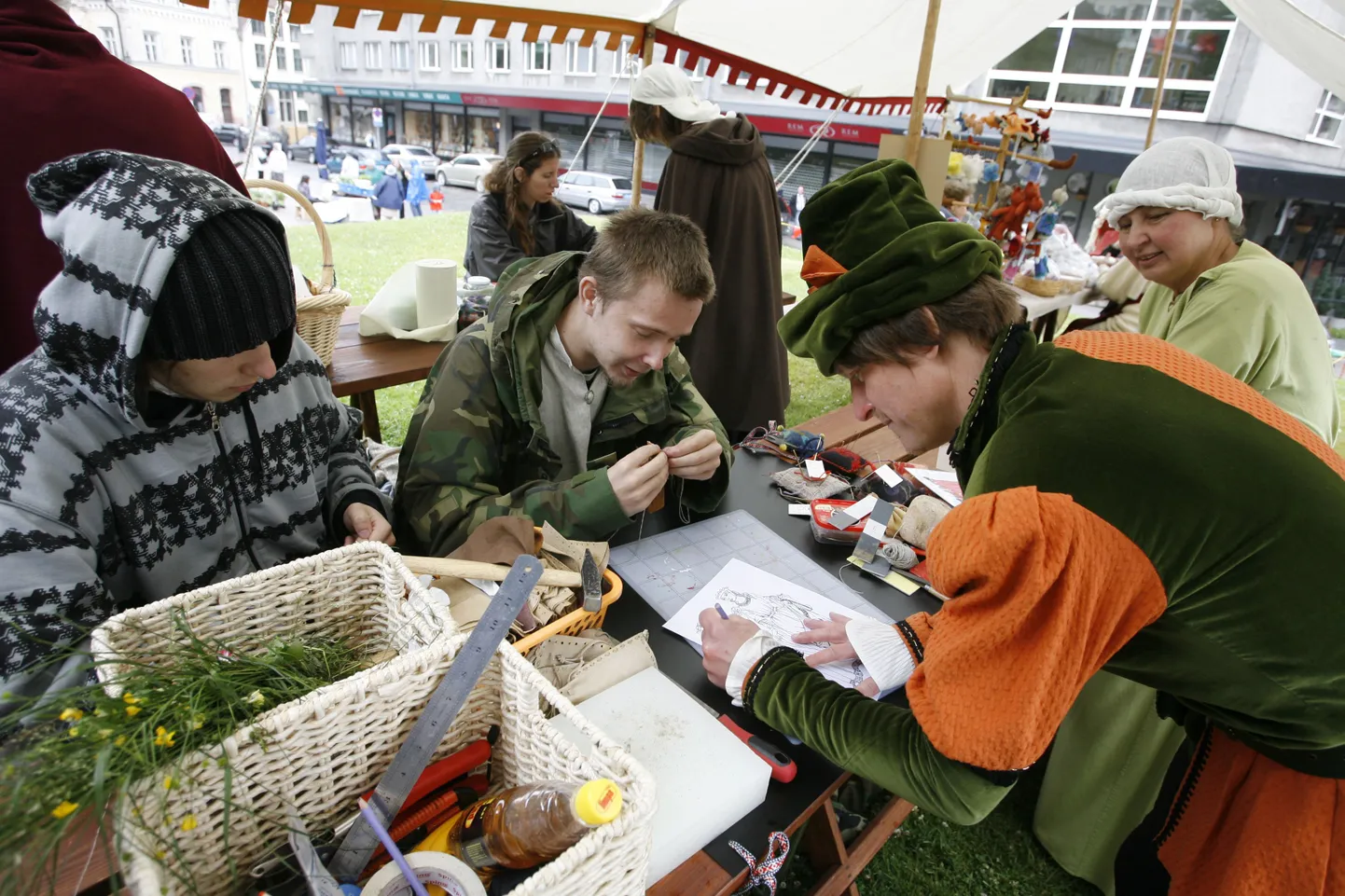 TLNPM2:KESKAJA PÄEVAD :TALLINN, EESTI,09JUL09
Tallinna vanalinnas algasid Keskaja Päevad.  Pildil on  tegevus Harju tänaval.
pl/FOTO PEETER LANGOVITS, POSTIMEES