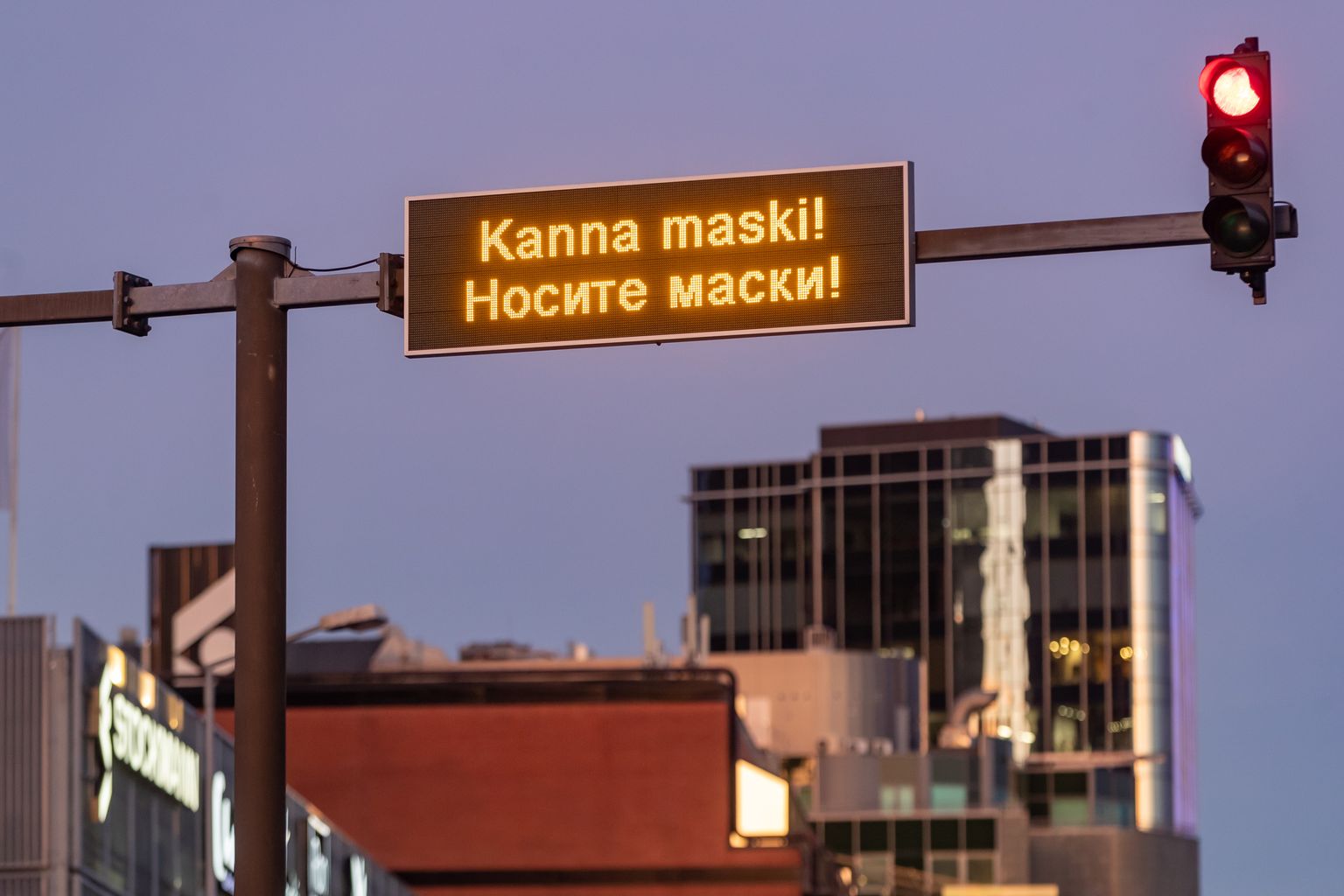 "Kanna maski"! Tallinna liiklusinfo tabloodel.