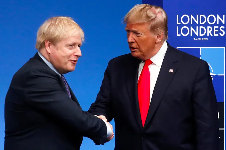 Briti peaminister Boris Johnson (vasakul) surumas 4. detsembril 2019 NATO tippkohtumisel kätt USA presdendi Donald Trumpiga
