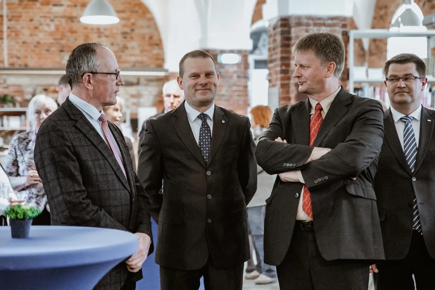 TÜ rektor Toomas Asser, Pärnu linnapea Romek Kosenkranius, TÜ Pärnu kolledži direktor Garri Raagmaa ning Pärnu abilinnapea Marko Šorin: ajalooline koostööleping on alla kirjutatud.