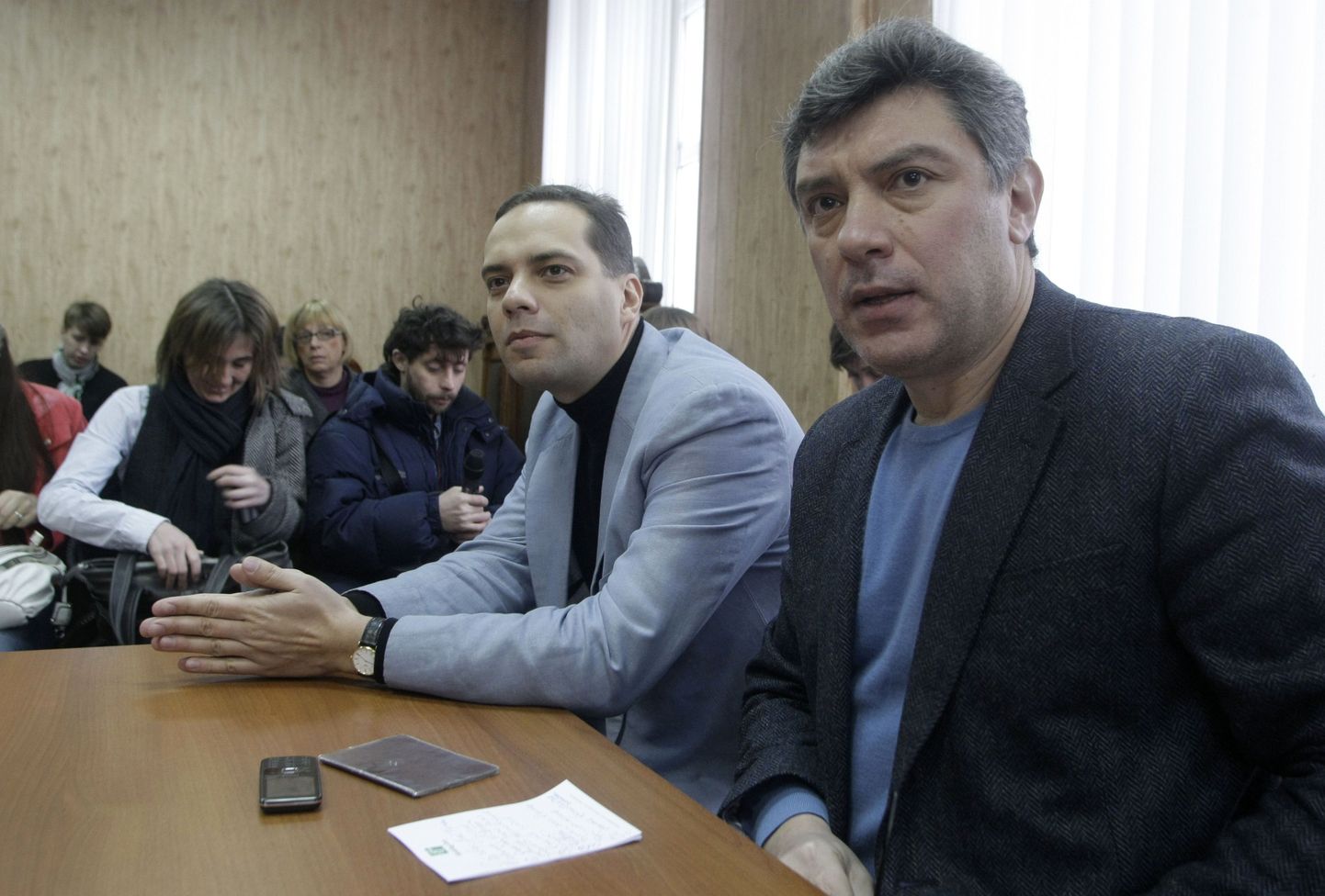 Endine Vene asepeaminister Boriss Nemtsov (paremal) ja endine aseenergeetikaminister Vladimir Milov eile Moskva kohtus.