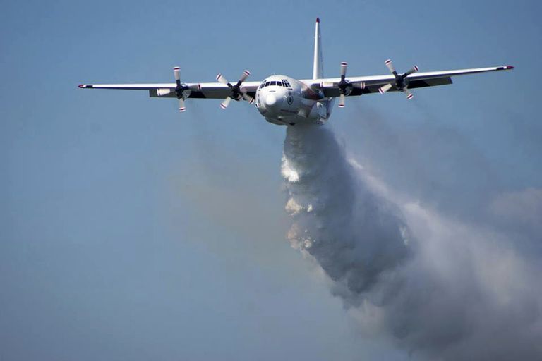 Kustutuslennuk C-130 Hercules kustutamas vee abil maastikupõlengut Uus-Lõuna-Walesis.