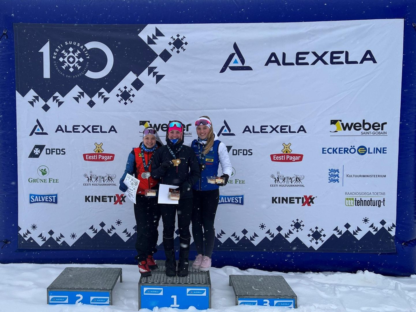 Vabatehnikas 7,5 kilomeetri sõidu esikolmik: (vasakult) teiseks tulnud Õnnela Rodendau, võitja Andra Aavik ja kolmanda koha saanud Kretel Kaljumäe.