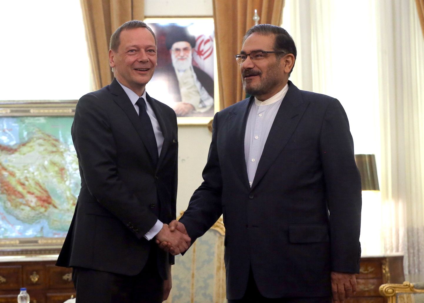 Iraani riikliku julgeoleku nõukogu sekretär Ali Shamkhani (paremal) kohtumisel Prantsuse presidendi esindaja Emmanuel Bonne'ga 10. juulil Teheranis.
