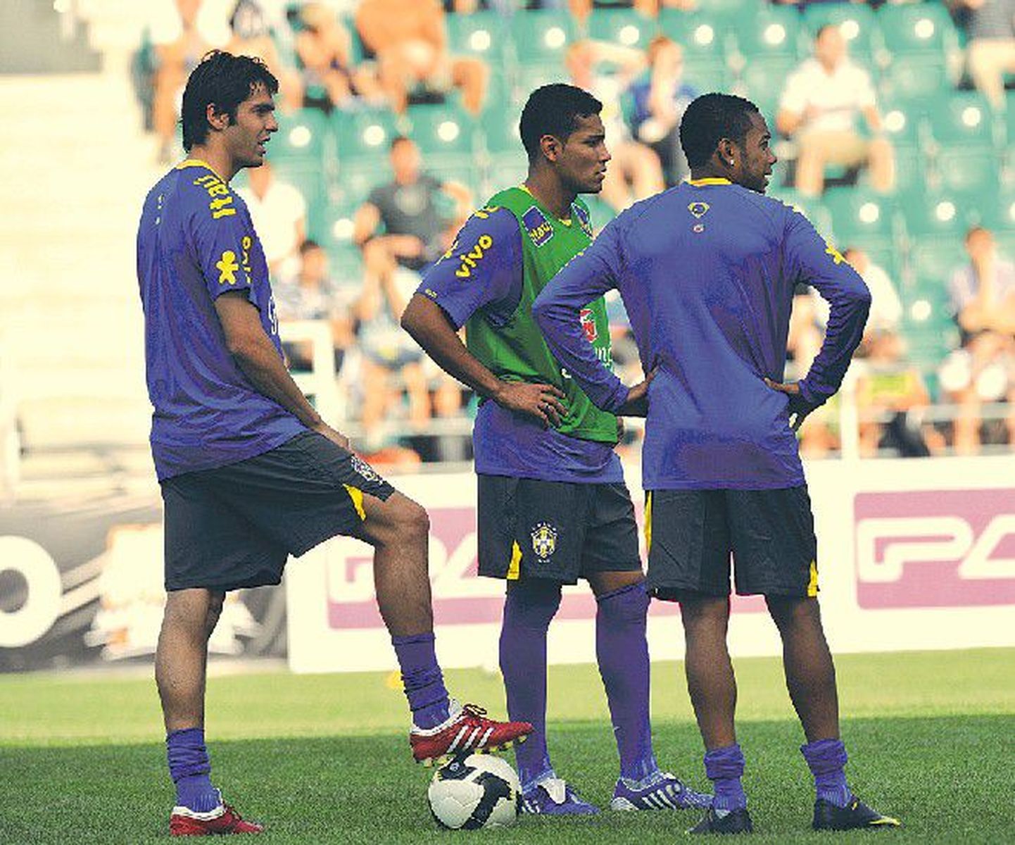 Kardetud mehed – Madridi Reali poolkaitsja Kaká (vasakult), FC Sevilla edurivimees LuÍs Fabiano ja Manchester City ründaja Robinho treeningul Lilleküla staadionil.