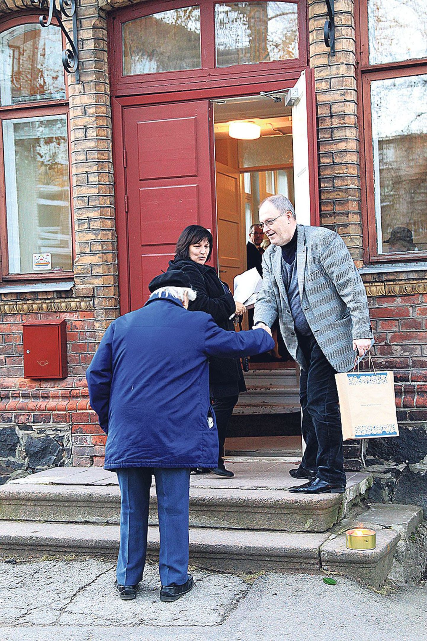 Tiigi seltsimaja uksel said reedel kokku Tartu laulupeomuuseumi ürituste korraldaja Katrin Välja (vasakult), koorilaulumaestro Uno Uiga ja teenetega kultuuritöötaja Riho Illak.