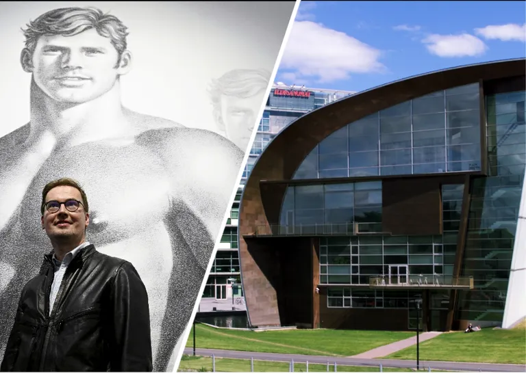 Директор Kiasma Лееви Хаппала на открытии выставки 27 апреля 2023 года и хрестоматийный фасад его институции.