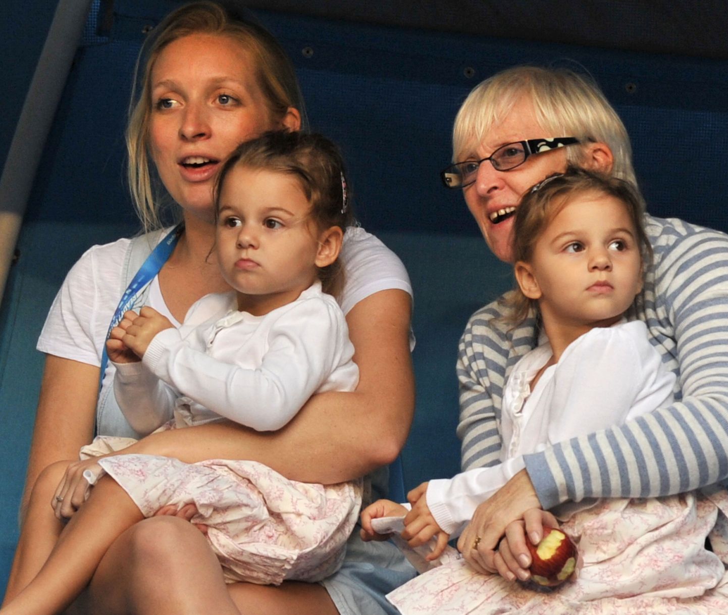 Roger Federeri kaksikud tütred Myla Rose ja Charlene Riva lapsehoidjate süles isale kaasa elamas.