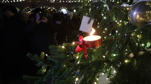 GALERII ⟩ Raekoja platsil süüdati esimene advendiküünal ning avatakse jõuluturg