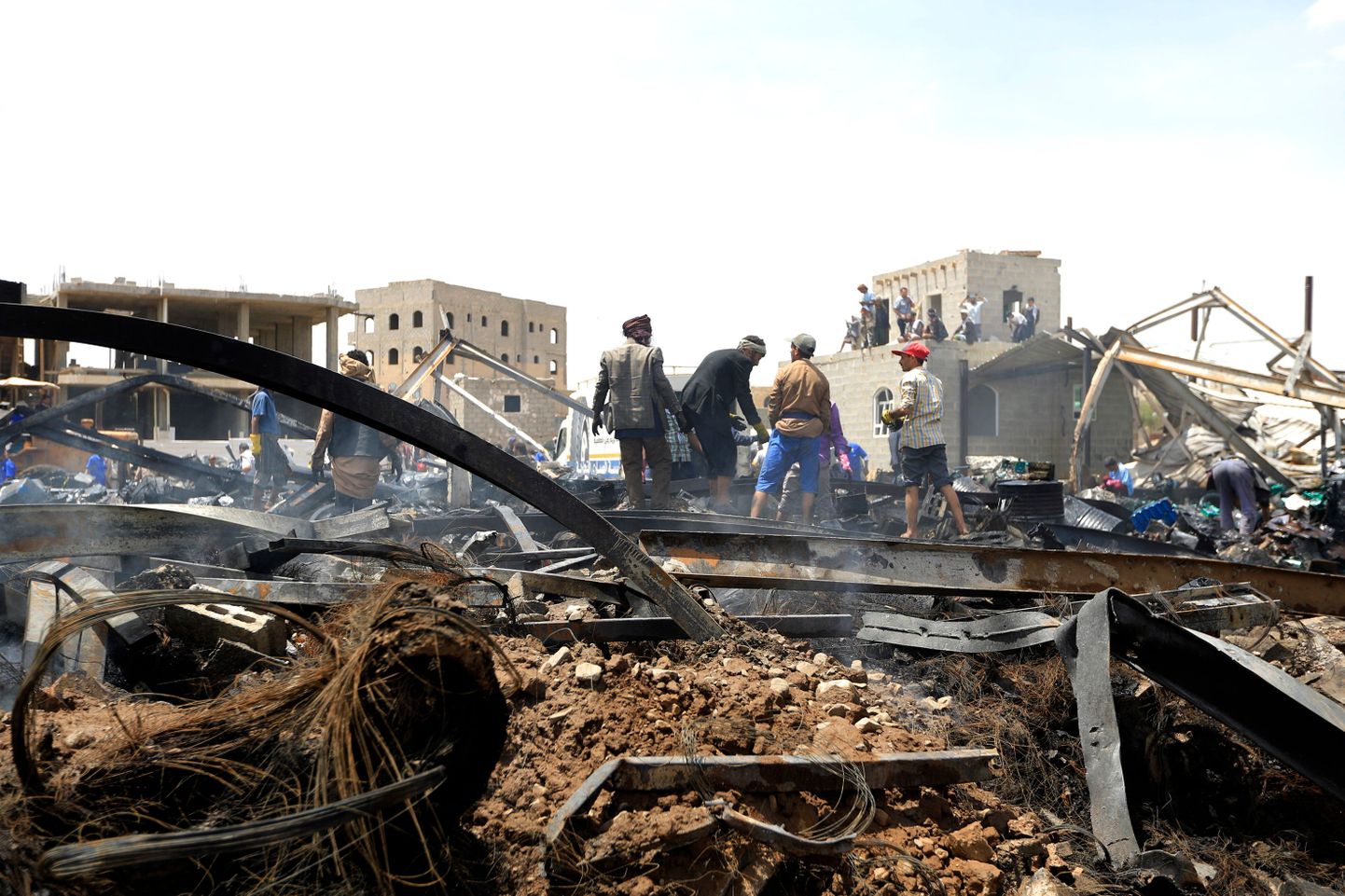 Õhurünnakud Jeemenis on sagedased. Pildil 2. juulil toimunud pommitamise tagajärjed pealinnas  Sanaas.